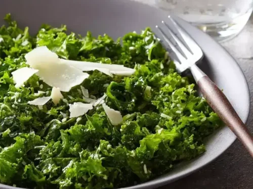 Салата с Кейл и Пармезан
