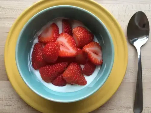 Кисело Мляко с Ягоди