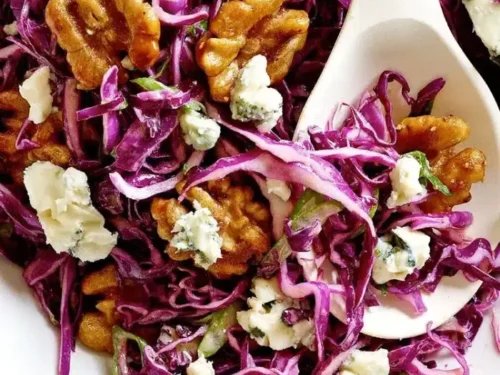 Салата с Червено Зеле, Синьо Сирене и Орехи