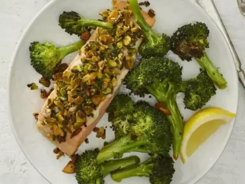 Сьомга на Фурна с Броколи и Шам Фъстък