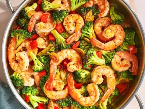 Чеснови Скариди с Броколи на Тиган