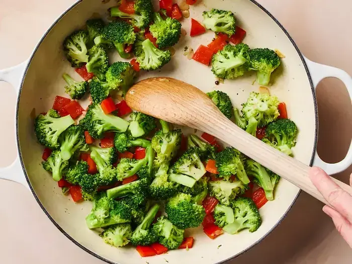 Стъпка 1 - Чеснови Скариди с Броколи на Тиган