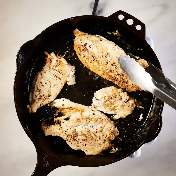 Стъпка 1 - Пилешки Котлети със Сметанов Сос и Супени Домати